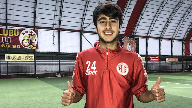 16 yaşındaki Adem Metin Türk, Antalyaspor'a imza attı.
