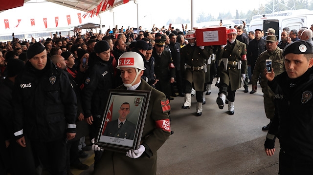 Özler'in tabutu, cenaze töreni için Gaziantep merkezdeki Bahaeddin Nakıboğlu Camisi'ne götürüldü.  ​