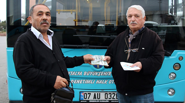 Çantasını unutan Yunus Gülbaş, otobüs şoförüne teşekkür etti. 