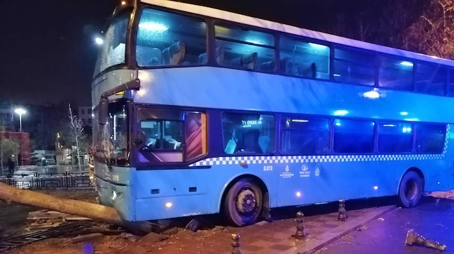 Kartal Sahilyolu'nda halk otobüsü durağa daldı