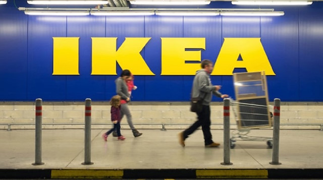 IKEA ırkçı müşterisine karşı başörtülü çalışanını savundu.
