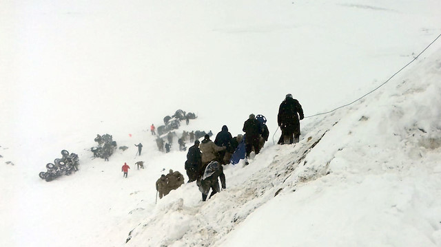 Çığ altında kalanları arama kurtarma çalışmaları sürüyor. 