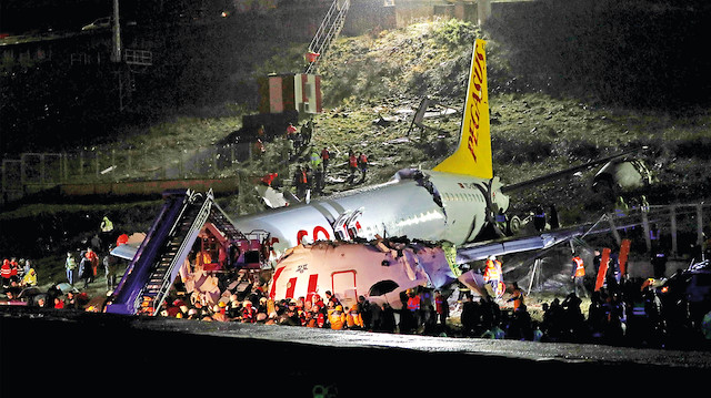 Pegasus havayollarının İzmir-İstanbul seferini yapan uçağı Sabiha Gökçen havalimanına inişinden hemen sonra pistten çıktı.