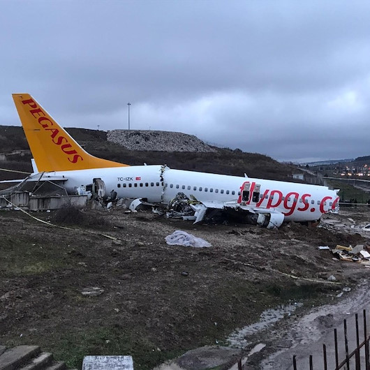 Pistten çıkan uçağın enkazı günün ilk ışıklarıyla görüntülendi