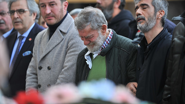 Ahmet Mekin, eşini gözyaşlarıyla son yolculuğuna uğurladı