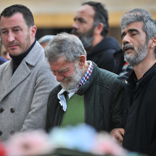 Ahmet Mekin, eşini gözyaşlarıyla son yolculuğuna uğurladı