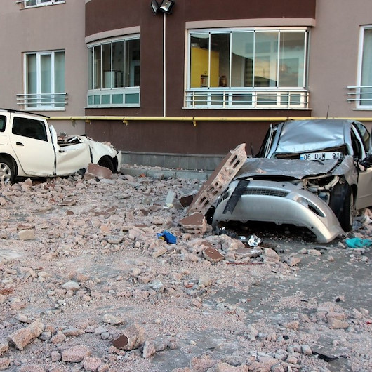 Saatte 110 kilometre hıza ulaşan rüzgar Kayseri’yi savaş alanına çevirdi