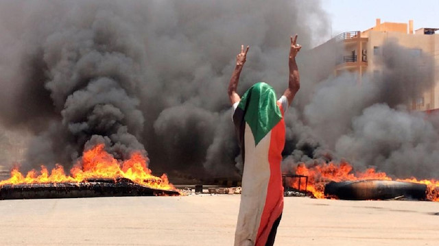 السودان.. محتجون يغلقون طريقا رئيسا بالخرطوم لانعدام الخبز