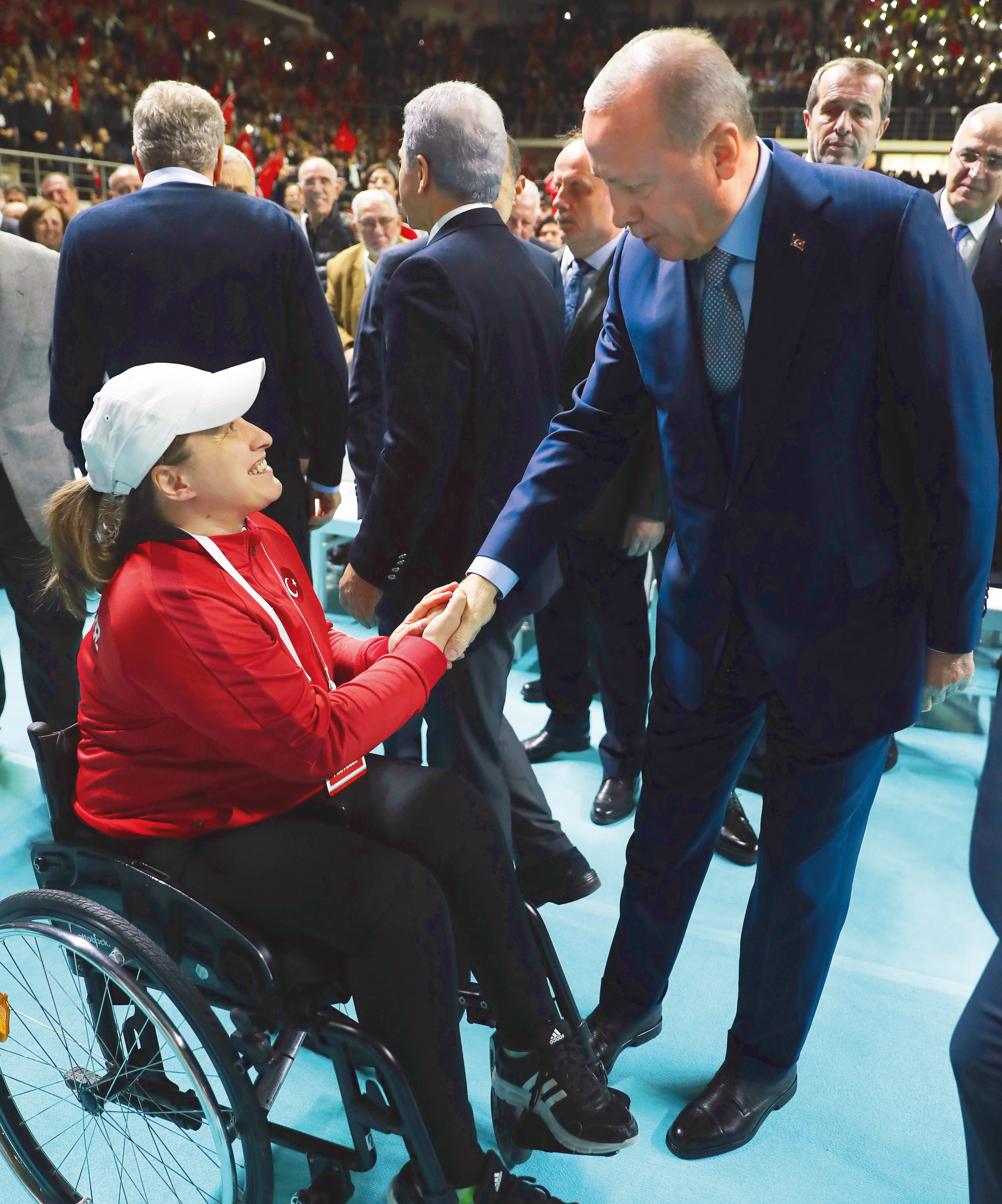 Erdoğan, Burhan Felek Atletizm Pisti’nin açılış töreninde milli sporcularla selamlaştı.