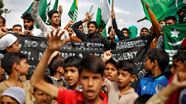 FILE PHOTO: Kashmiris shout slogans in Anchar neighbourhood after Friday prayers during restrictions following scrapping of the special constitutional status for Kashmir by the Indian government, in Srinagar, September 20, 2019. REUTERS/Danish Siddiqui/File Photo

