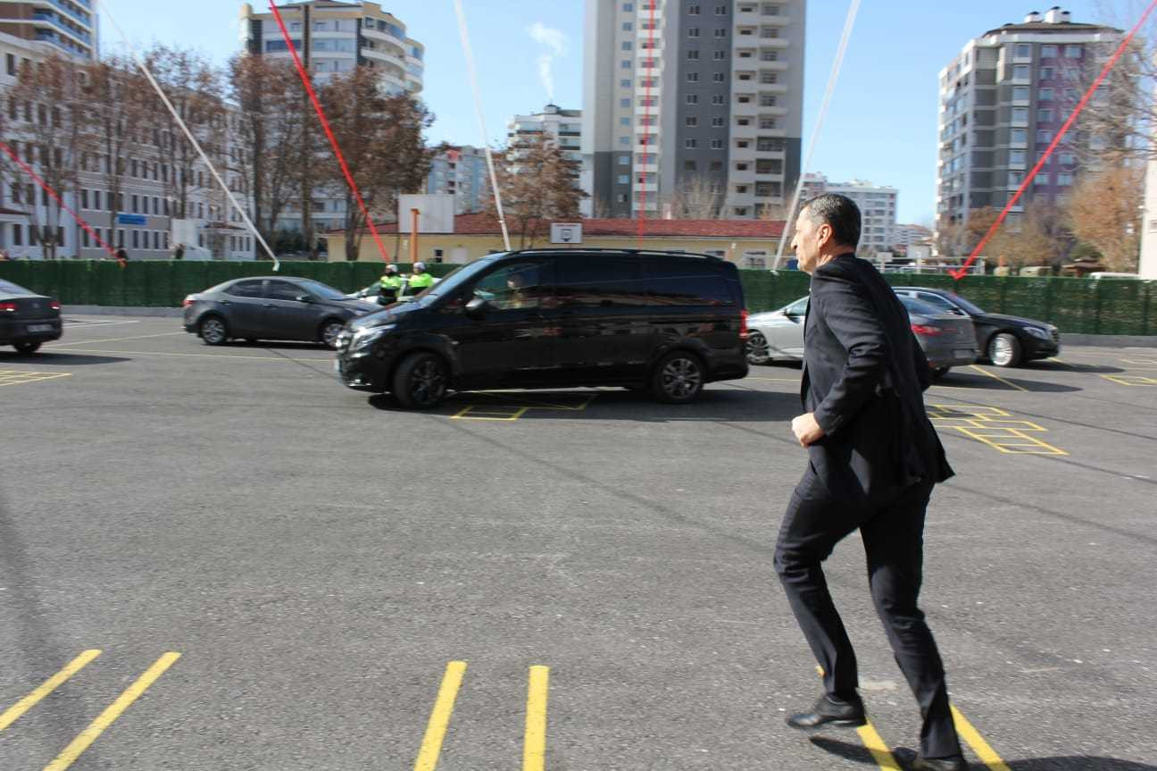 Bakan Selçuk, kendisine seslenen öğrencilerin yanına koştu.