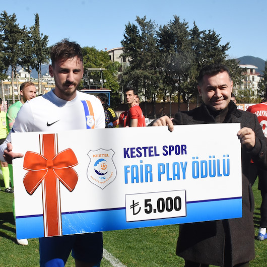 Centilmen futbolcu para ödülünü Mehmetçik Vakfına bağışladı