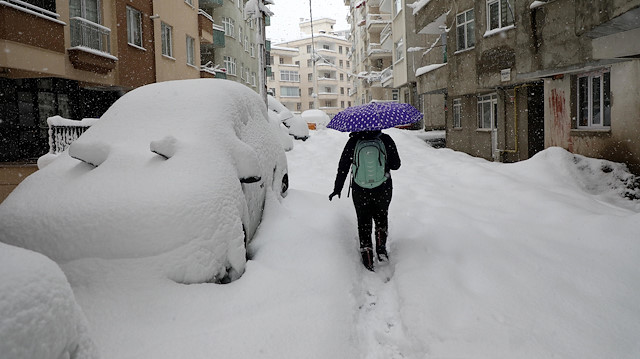 Rize'de etkili olan kar nedeniyle şehir merkezi beyaza büründü.