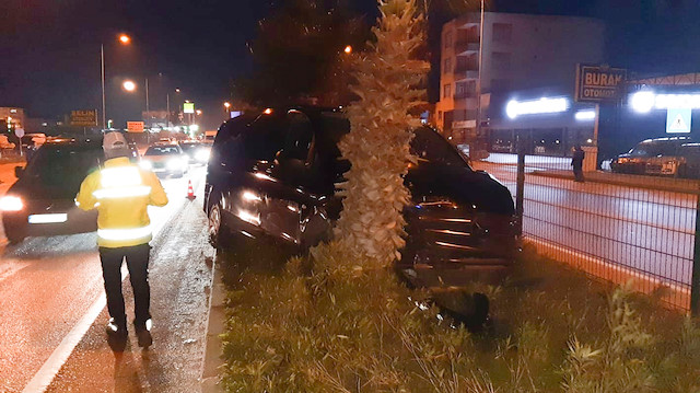 Mehmet Özhaseki, Menderes Türel ve Yusuf Ziya Yılmaz'ı taşıyan minibüs otomobille çarpıştıktan sonra yol kenarındaki palmiye ağacına vurarak durdu.