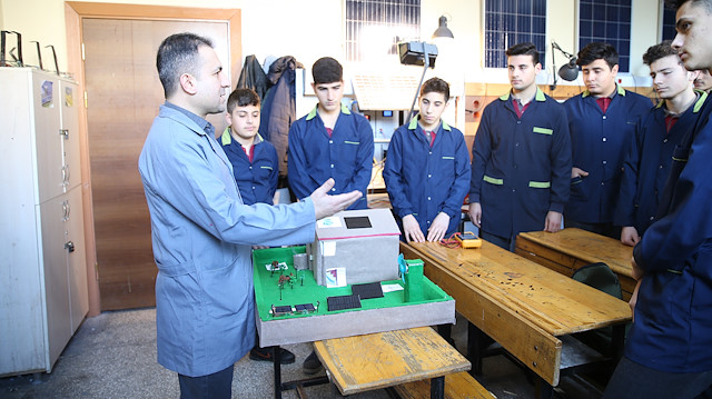 طلاب أتراك يوفرون 50 بالمئة من كهرباء مدرستهم