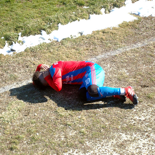 Stadyum dışından atılan taş futbolcuyu yaraladı