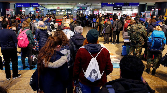 Uçuşlar iptal edildiğinden dolayı yolcular havalimanında bekliyor