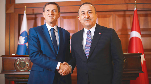 Dışişleri Bakanı Mevlüt Çavuşoğlu, resmi ziyaret amacıyla Ankara’da bulunan Slovenya Dışişleri Bakanı Miro Cerar ile Resmi Konut’ta bir araya geldi. Görüşmenin ardından iki Bakan, ortak basın toplantısı düzenledi.