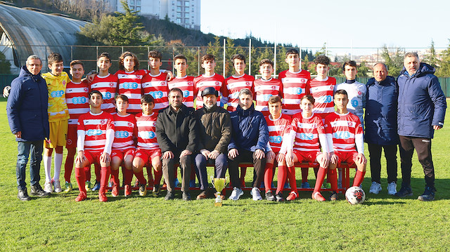Albayrakspor U-15 oyuncuları ve teknik ekibi