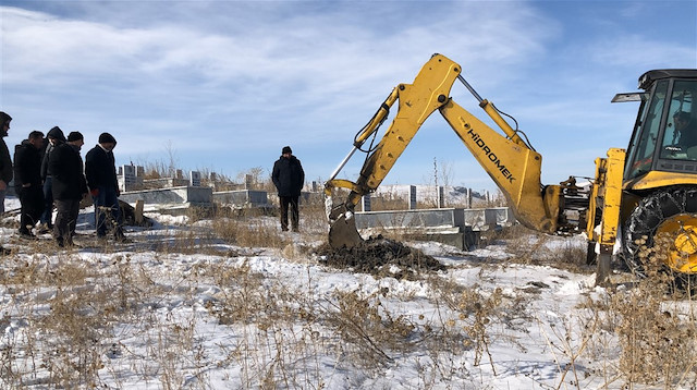 İş makinesinin çalışması sonucu donmuş toprak yarım saatte kazılarak mezar hazır hale getirildi.