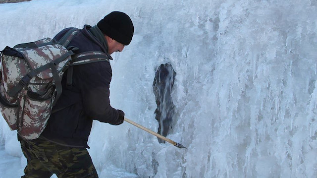 Yoğun kar yağışının ardından Sibirya soğuklarına teslim olan bölgede hayat durma noktasına geldi. 