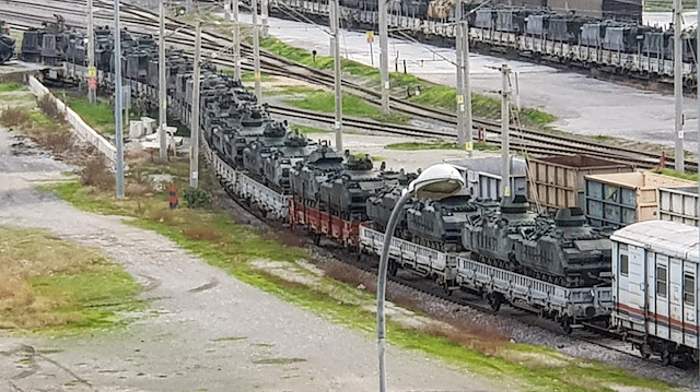 Trenle İskenderun'a getirilen askeri araçlar.