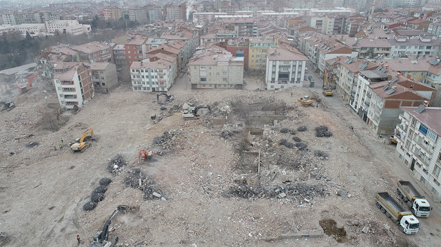 Elazığ'da yıkılan binaların enkazları kaldırılıyor.