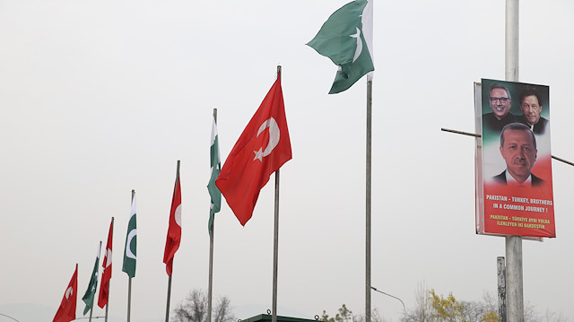 قبيل زيارة أردوغان .. الأعلام التركية تزيّن شوارع إسلام آباد