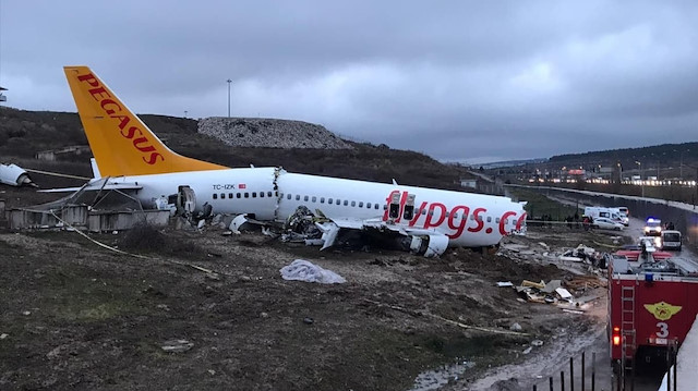 177 yolcu ve 6 kişilik mürettebatın bulunduğu uçak kazasında 3 kişi hayatını kaybetti. 