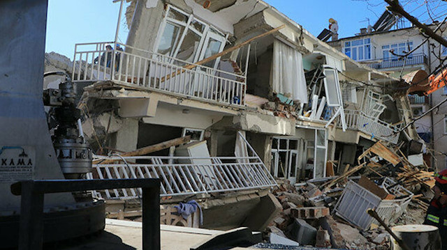 Elazığ'da yaşanan 6.8'lik depremin yaraları sarılmaya çalışılıyor.