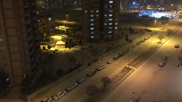 Diyarbakır'da dört yıl aradan sonra gelen kar yağışı şehrin pek çok yerini beyaza bürüdü.