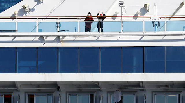 Korona virüsü nedeniyle Japonya'da karantina altına alınan kişiler gemide tutuluyor. 