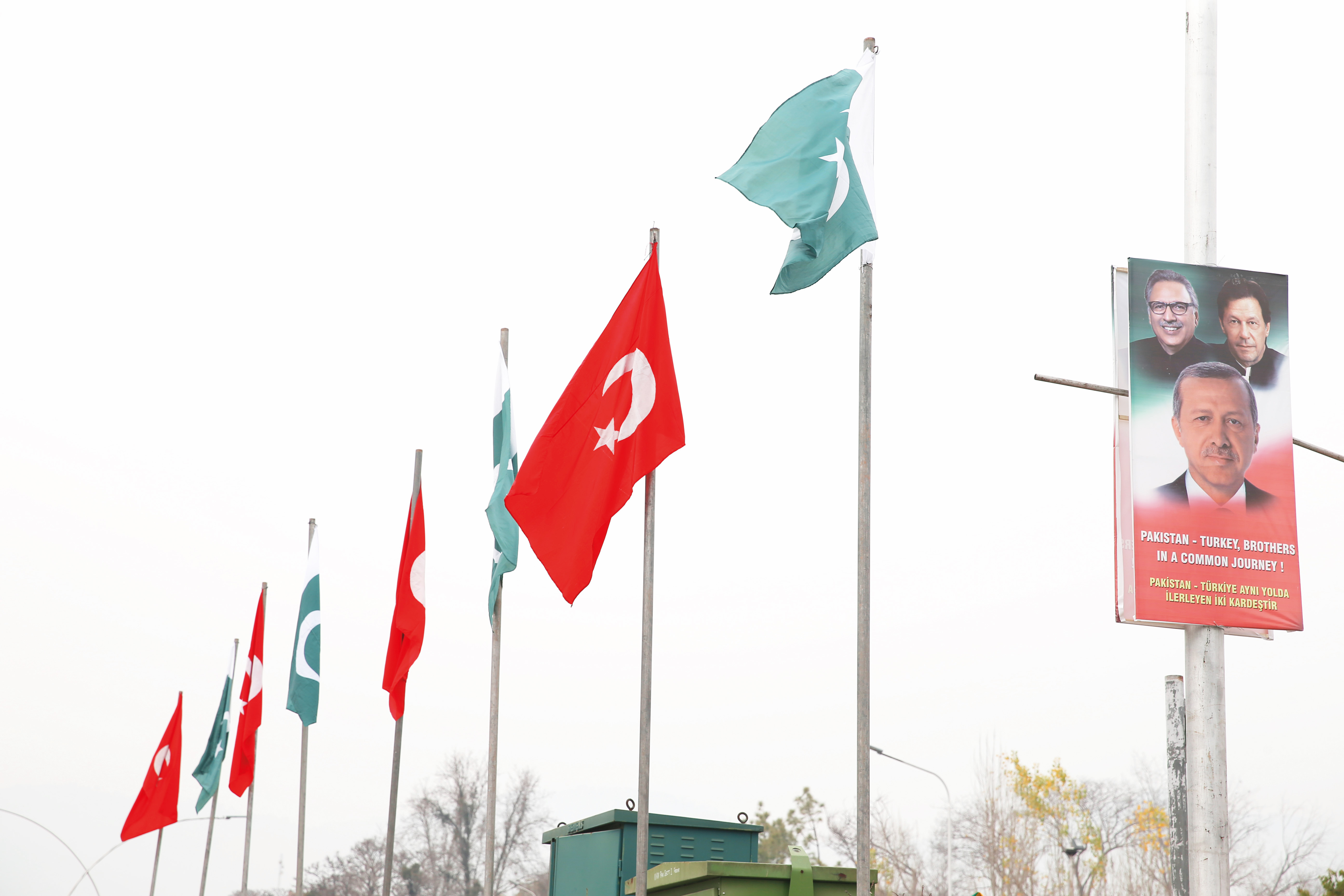 Pakistan’da sokaklara Erdoğan'ın fotoğrafları ve bayrağımız asıldı.