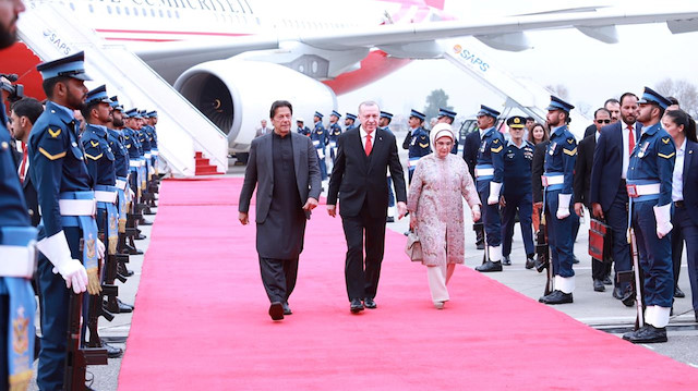 Pakistan's Prime Minister Imran Khan walks with Turkish President Tayyip Erdogan on his arrival in Islamabad, Pakistan