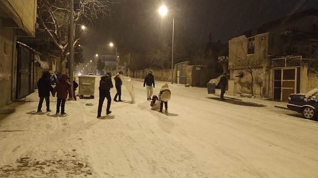 Beş yıl sonra kar yağdı, vatandaş sokağa döküldü