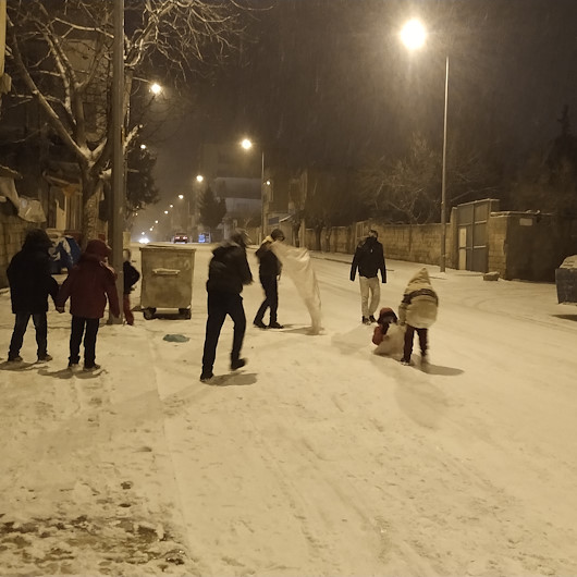 Beş yıl sonra kar yağdı, vatandaş sokağa döküldü