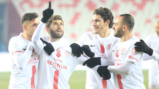 Antalyasporlu futbolcuların gol sevinci.