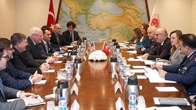 نائب وزير الدفاع التركي يلتقي جيفري والسفير الأمريكي في أنقرة
