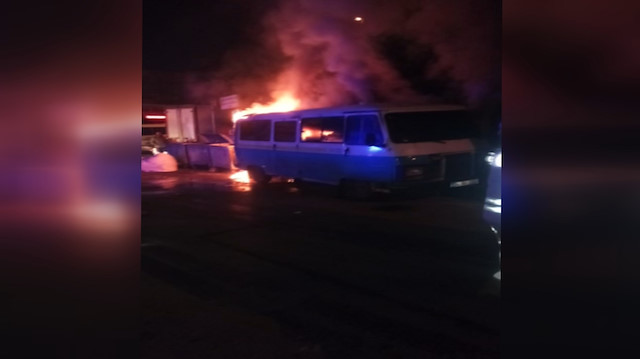 Park halindeki iki minibüs alev alev yandı