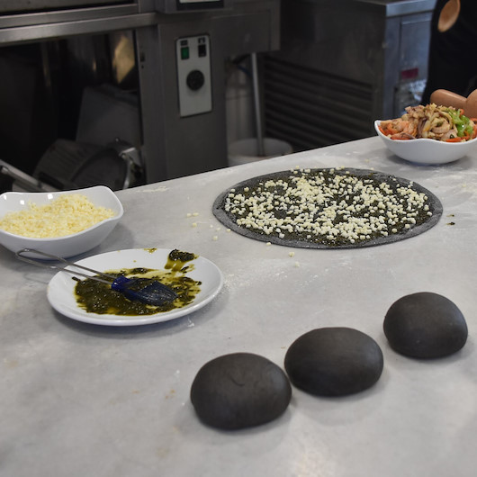 İzmirde pizzalar karardı, müşteriler şaşırdı: Mürekkep balığından elde ediliyor