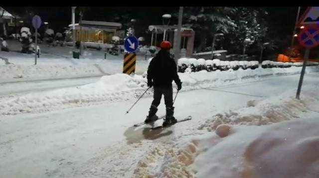 Fırına kayakla gitti