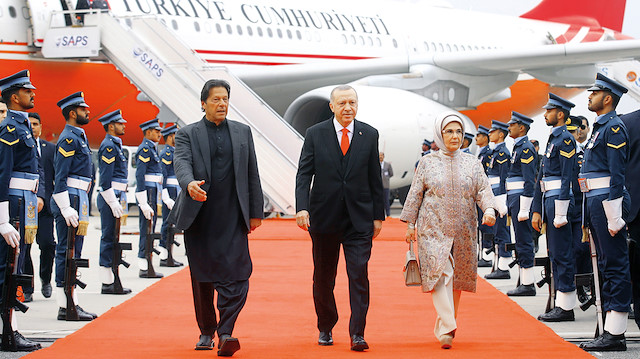 Pakistan Başbakanı İmran Han, Cumhurbaşkanı  Erdoğan’ı Nur Han Hava Üssü’nde karşıladı.