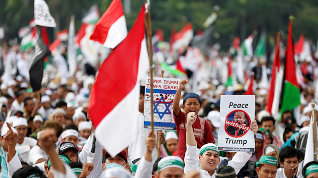 Endonezyalılar İsrail ve ABD aleyhine slogan attı.