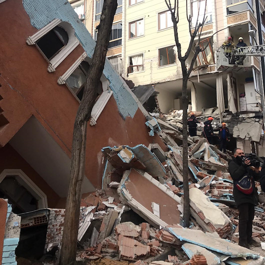 İstanbulda çöken binadan ilk görüntüler