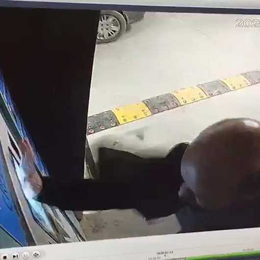 İstanbul Havalimanında bir yolcu otopark ödeme cihazını tekmeledi