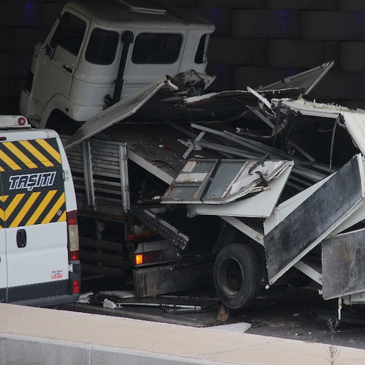 Alt geçide sıkışan kamyon trafiği kilitledi