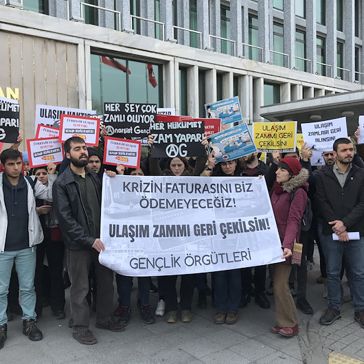 Üniversite öğrencileri İBB önünde ulaşım zamlarını protesto etti