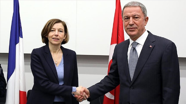 وزيرا دفاع تركيا وفرنسا يبحثان ملفي سوريا وليبيا