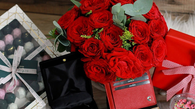 من الورود والشوكولا إلى الرحلات "الرومانسية".. خيارات هدايا "عيد الحب"