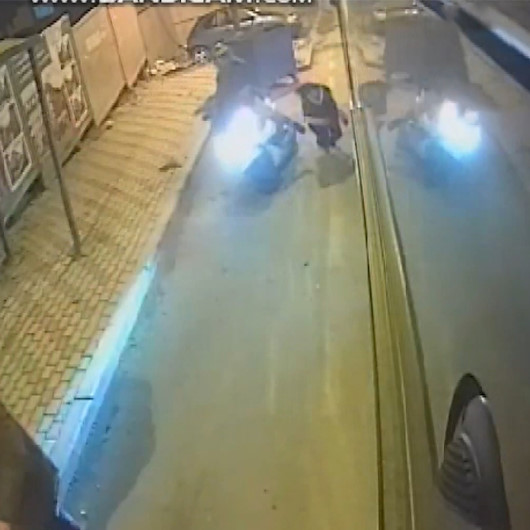 Dikkatsiz motosikletli otobüsten inen kadına çarptı